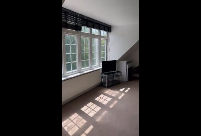 Ensuite Double Cobham Driveway  Parking Fully Fur  Main Photo