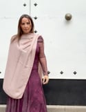 Vidéo: Châle d'invité avec texture en satin rose