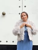 Vídeo: Chaqueta corta de invitada de plumas de avestruz color gris