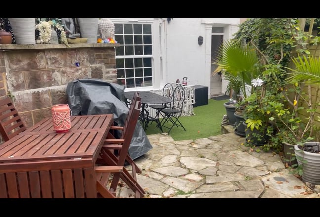 Self contained South Laines studio -bills included Main Photo