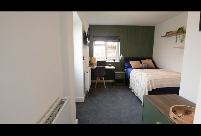 Premium En-Suite Room |  Prime Location Main Photo