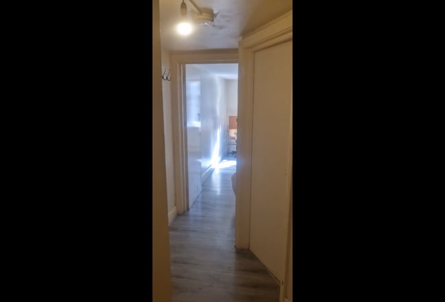 Spacious Room to rent semi furnished Main Photo