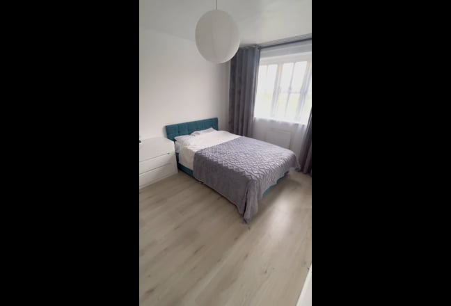 Bright Double Room in Clean, Quiet Flat – Female Main Photo