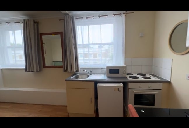 Large Bedsit, Full Kitchen, Ensuite Shower in SW3 Main Photo