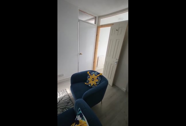 1 double & 1 single bedroom newly refurbished Main Photo