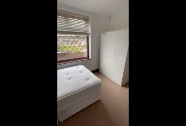 Spacious double rooms for rent in Buckhurst Hill Main Photo