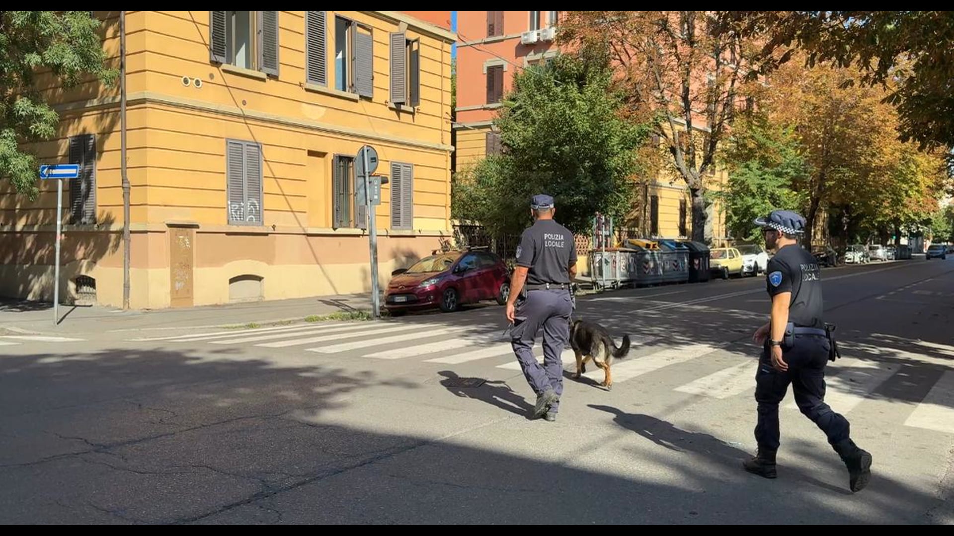 Controlli della polizia locale in Bolognina: denunce per spaccio, resistenza, minacce e porto d’armi abusivo