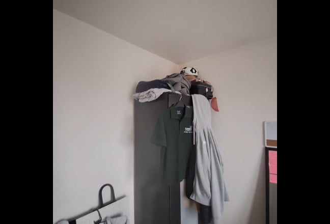 Cosey, comfortable and well lit room on top floor! Main Photo