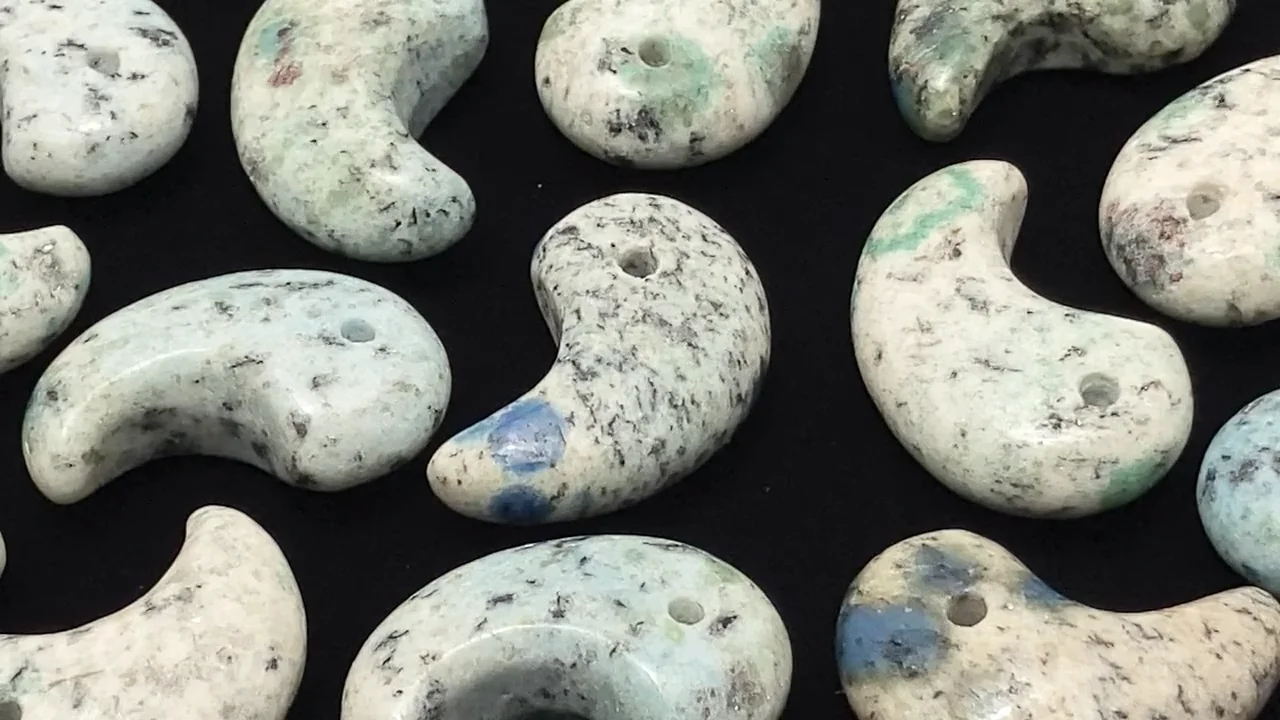 K2アズライト （産地・ヒマラヤK2山脈） 勾玉30×19mm 1個｜天然石