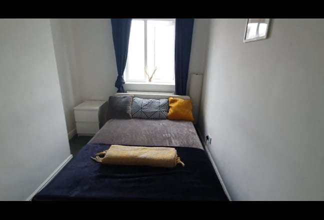 Double Bedroom = Office Room 🧡 | 3-Bed House 🏠 Main Photo