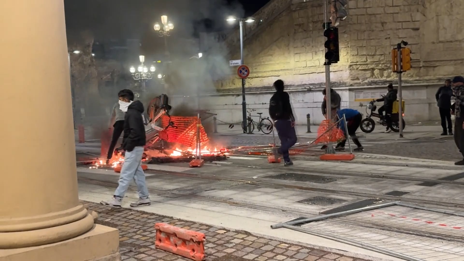 Guerriglia urbana a Bologna, devastata la zona stazione. 24 agenti feriti