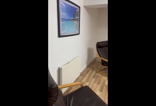 Entire flat £1250or £625 pp 2bed rm ML3 0NH Main Photo