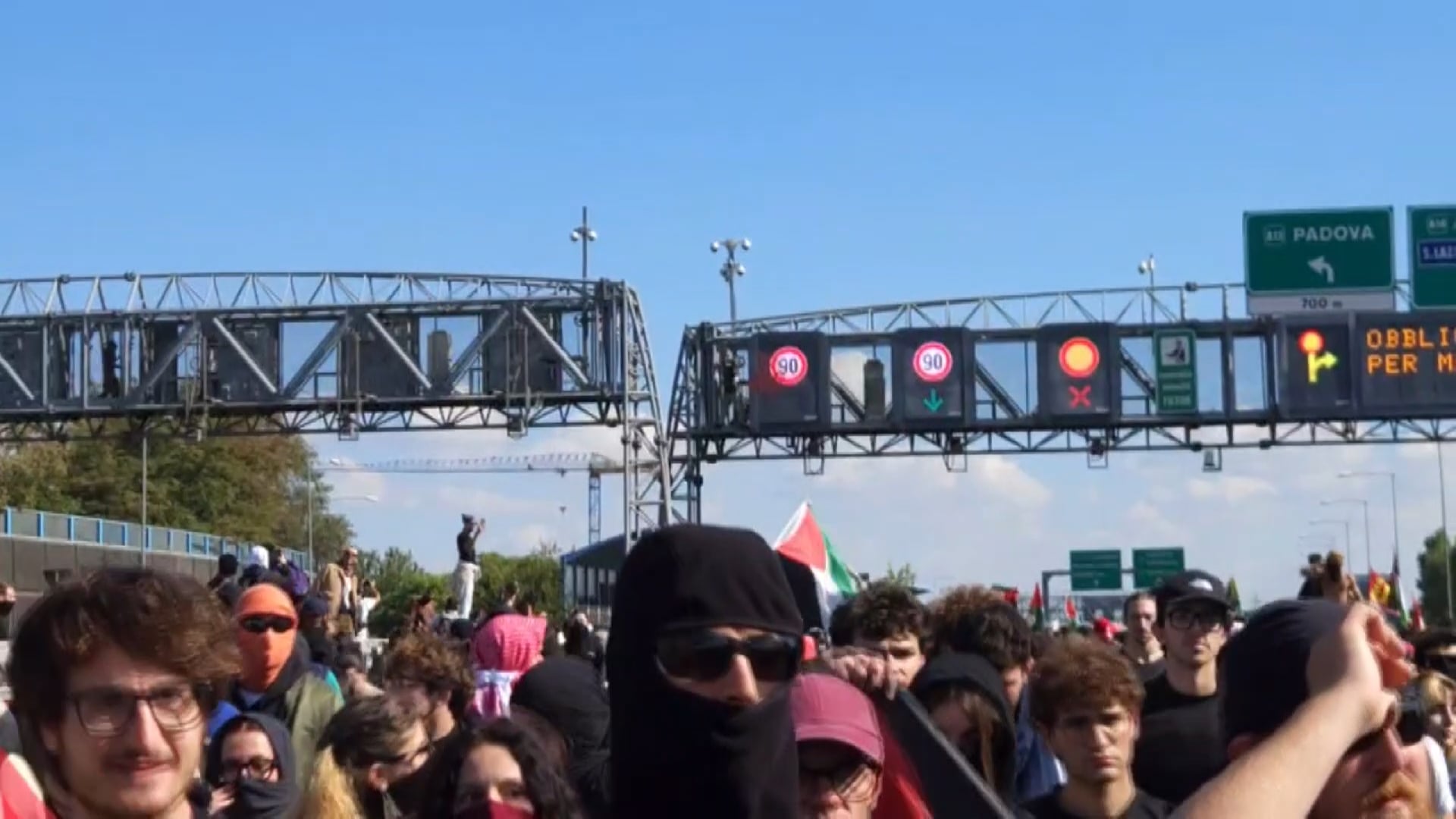 Chiusura dell’autostrada per la manifestazione in corso