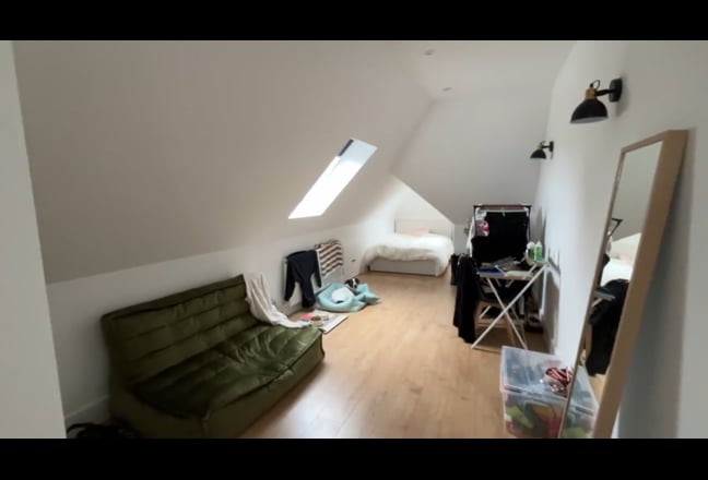 Spacious loft room, in laid back, large home Main Photo