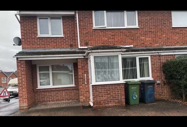 Large studio room bills inclusive  with  parking. Main Photo