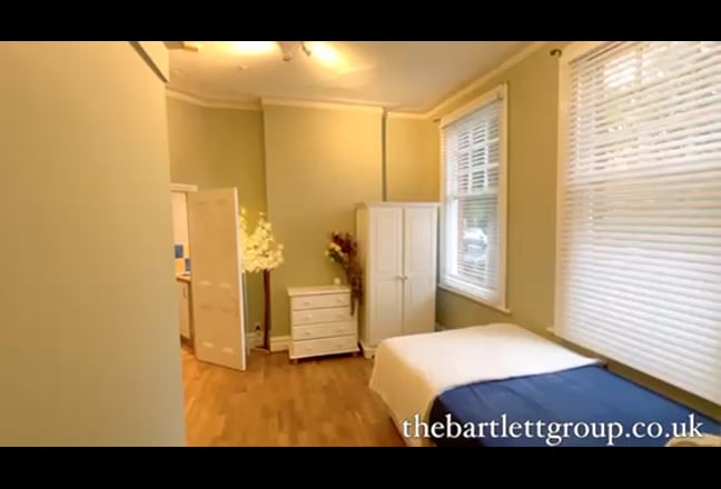 Self-contained double studio in Chiswick Main Photo