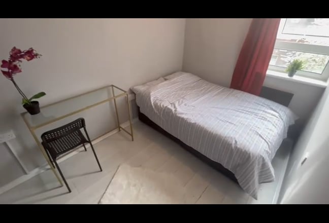 ✨ Cozy Small Double Room Poplar, Zone 2 ✨ Main Photo