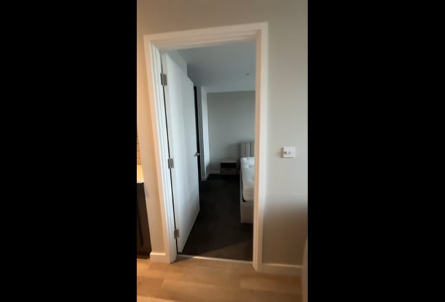  En suite room in a 2 bhk flat/ Room mate required Main Photo