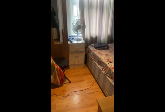 Single & double rooms - quiet & clean house.  Main Photo