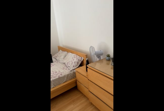 Luxury Spacious Room, 5 Mins from Tube Station Main Photo