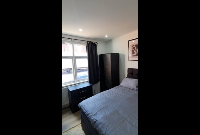 Modern ensuites, 3 mins from Train Station Main Photo