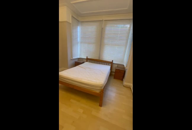 Large Double Room 5 mins to Gunnersbury station  Main Photo