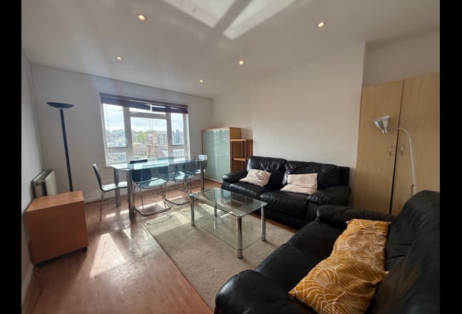 Spacious and Bright Three Bedroom Flat With Garden Main Photo