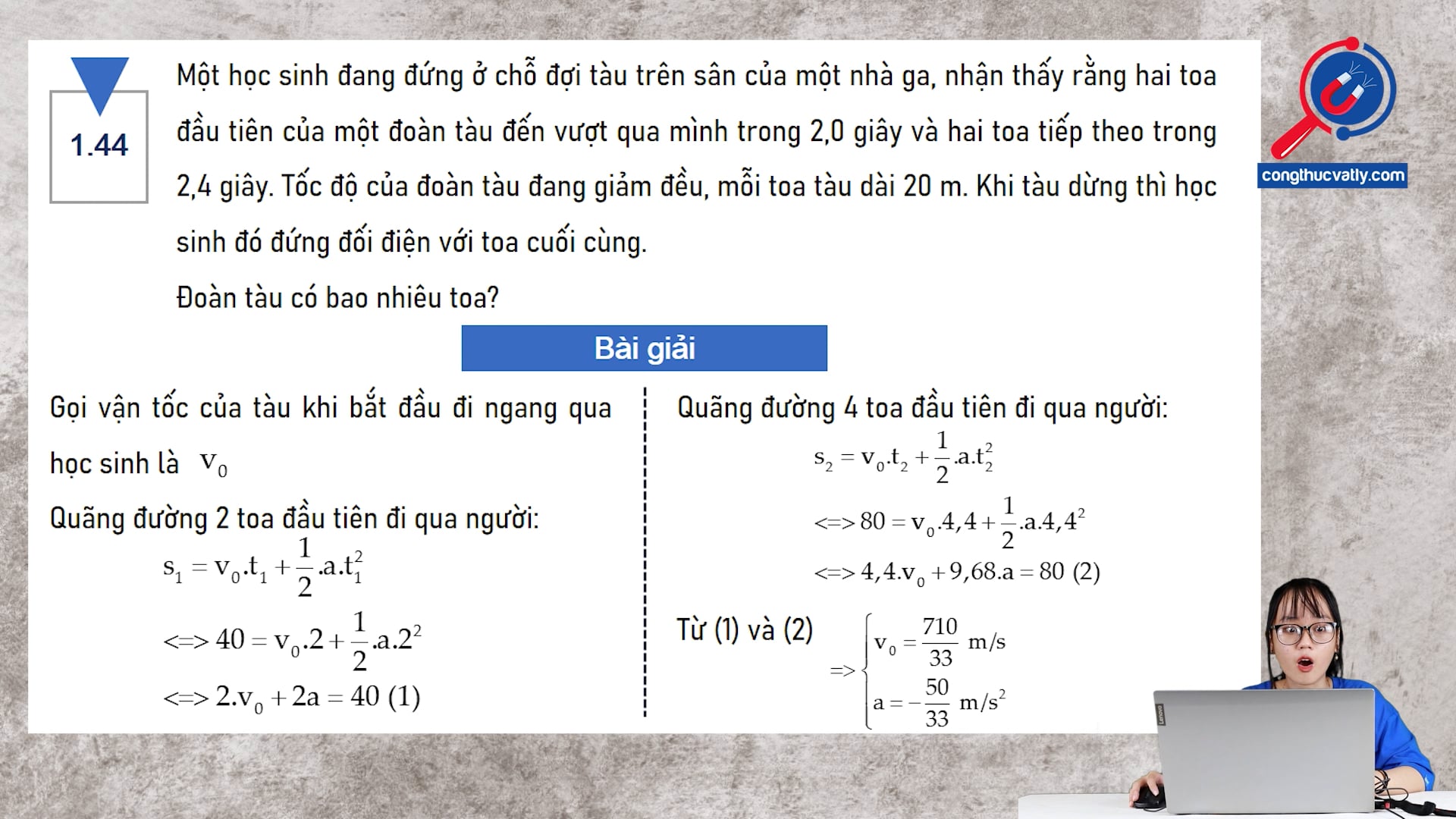 Một học sinh đang đứng ở chỗ đợi tàu trên sân của một nhà ga, nhận thấy rằng hai toa đầu tiên của một đoàn tàu đến vượt qua mình trong 2,0 giây. Đoàn tàu có bao nhiêu toa?