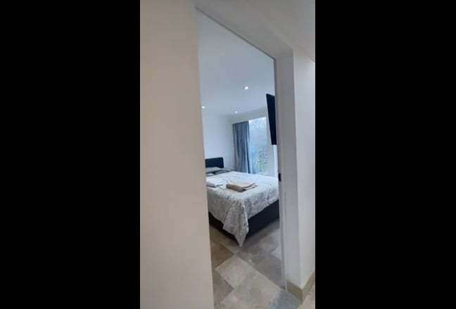  En-suite bedroom with own balcony  Main Photo