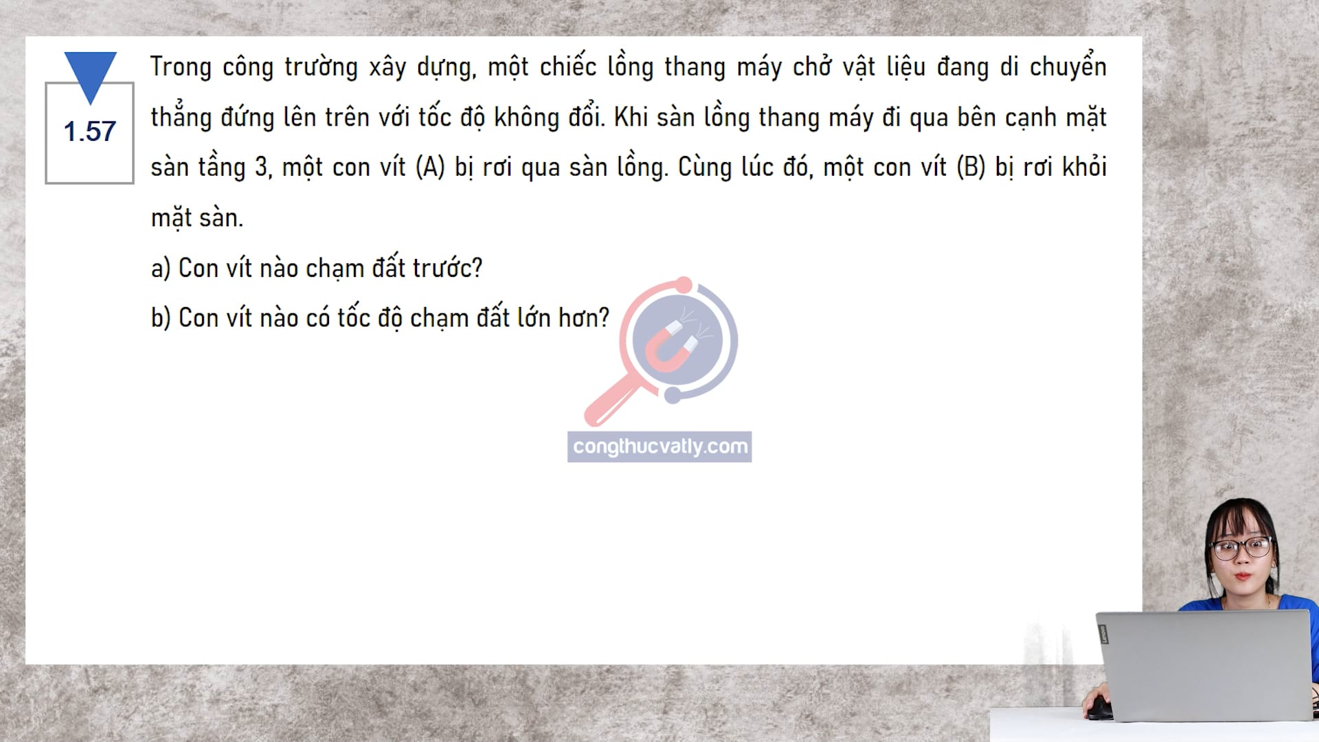 Trong công trường xây dựng, một chiếc lồng thang máu chở vật liệu đang di chuyển thẳng đứng lên trên với tốc độ không đổi. Con vít nào chạm đất trước, con vít nào có tốc độ chạm đất lớn hơn?