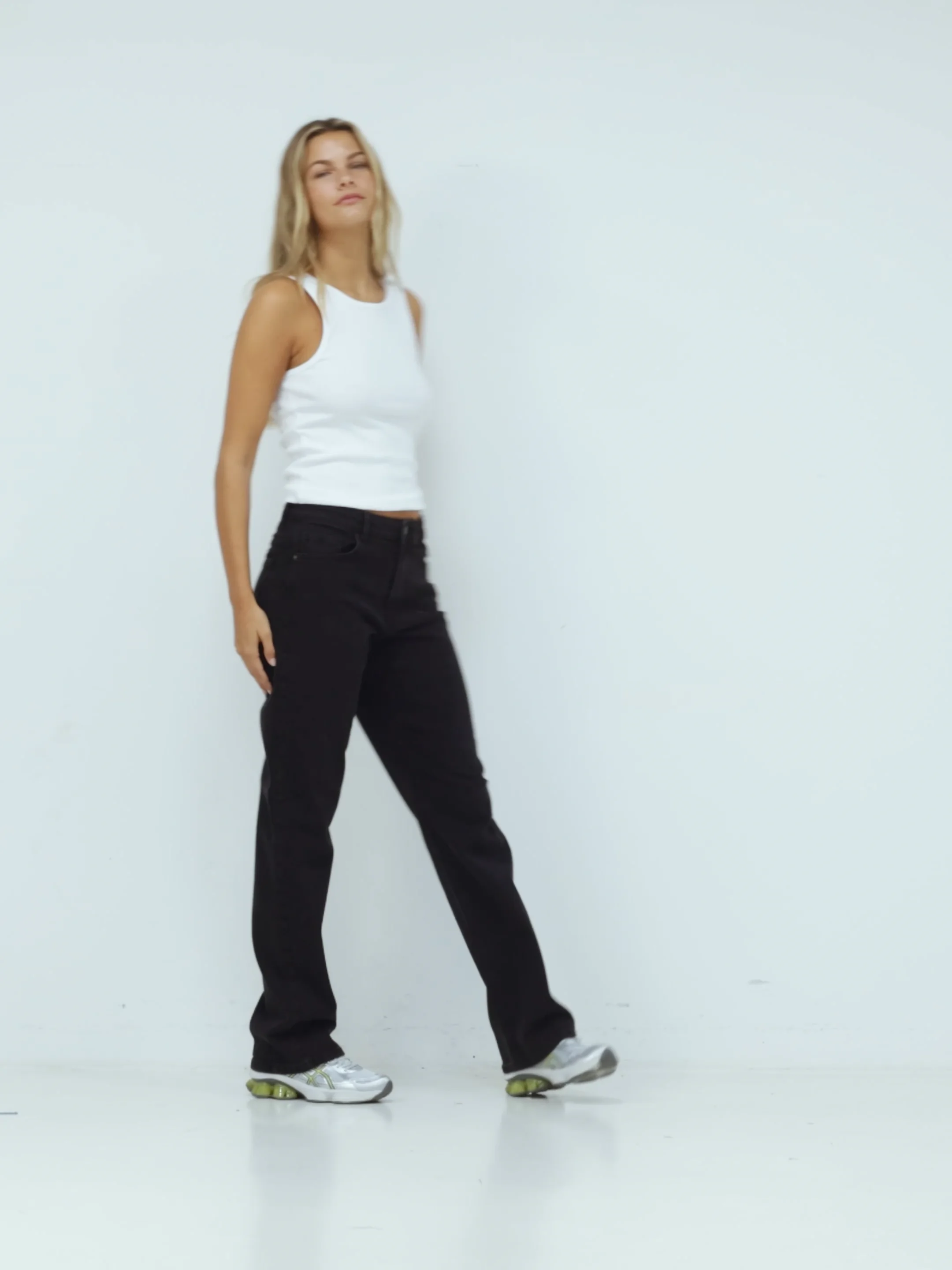 NMMONICA STRAIGHT FIT JEANS | Black | NOISY MAY®