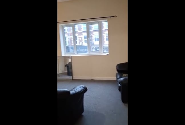 Spacious 1-Bedroom Flat – County Road, £750 month Main Photo