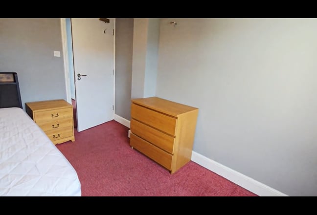 R12 Spacious Available in Bushey - Bills Included Main Photo