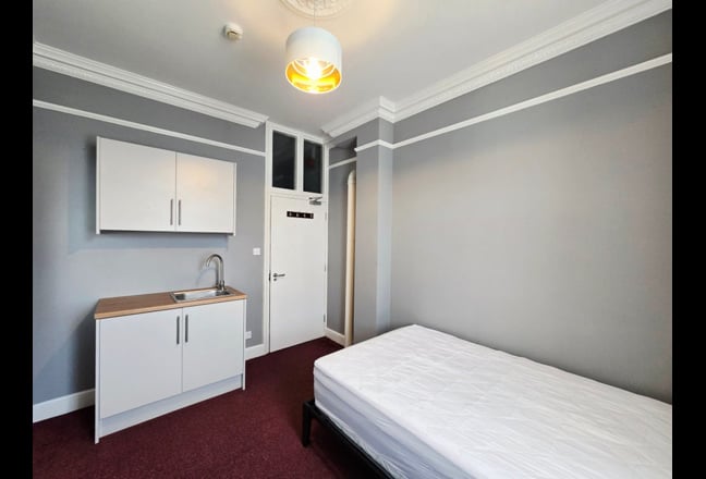  Room to Let in Bushey - Bills Include - R6 Main Photo