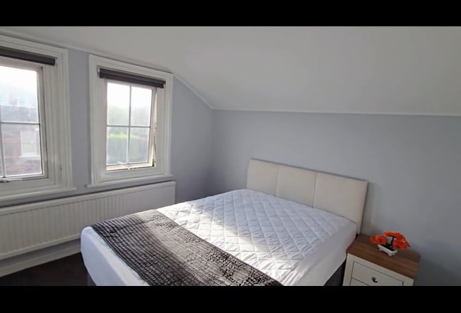 Modern Second Floor En-suite 1-Bed Flat in Bushey Main Photo