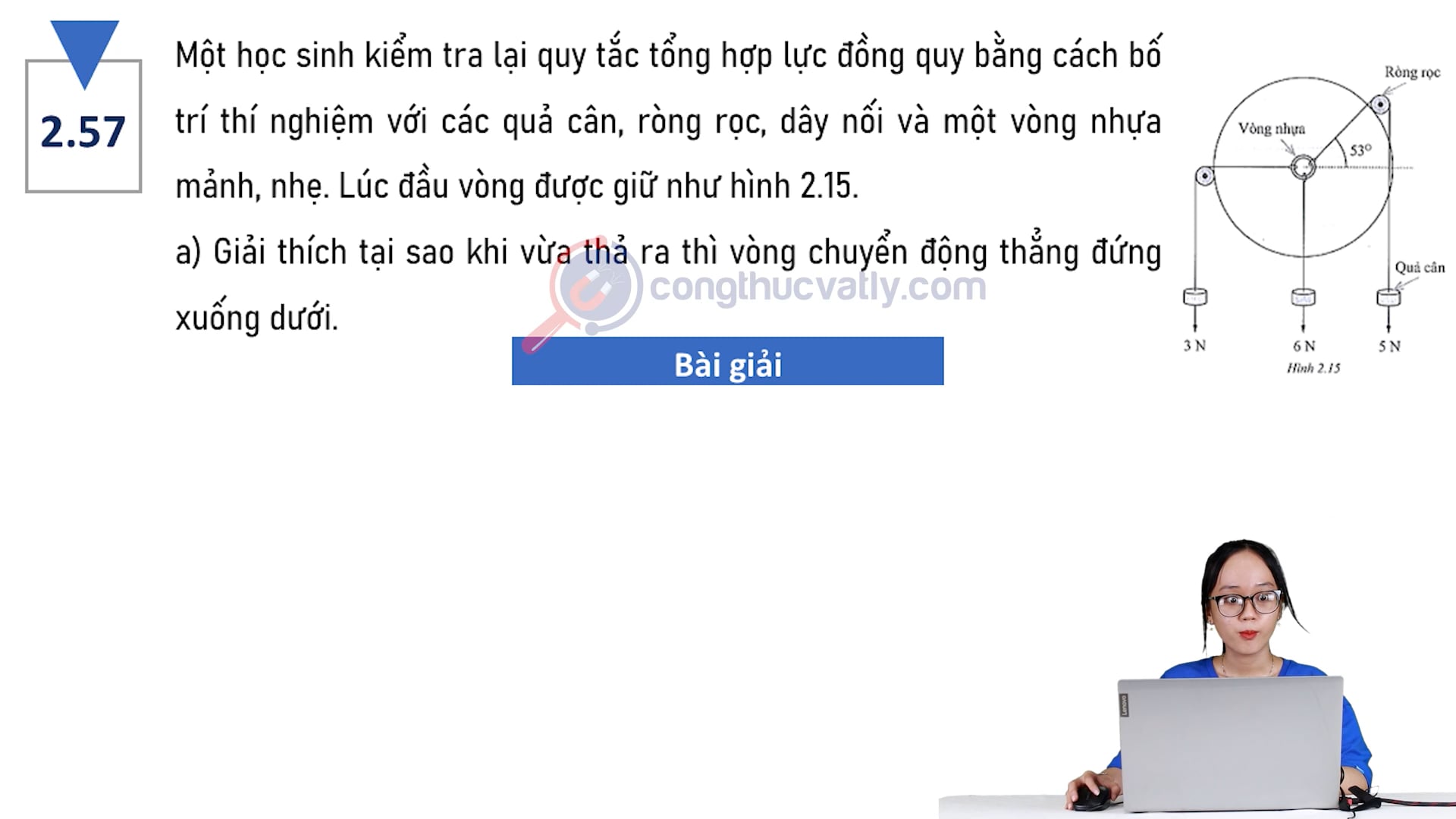 Một học sinh kiểm tra lại quy tắc tổng hợp lực đồng quy bằng cách bố trí thí nghiệm với các quả cân, ròng rọc, dây nối và một vòng nhựa mảnh. Giải thích tại sao khi vừa thả ra thì vòng chuyển động thẳng đứng.