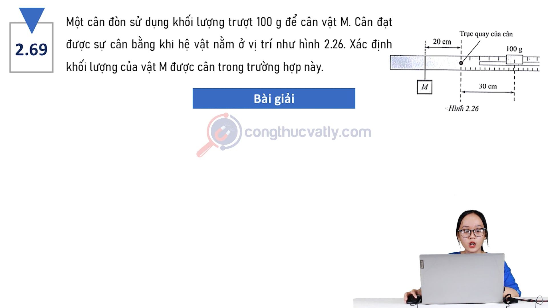 Một cân đòn sử dụng khối lượng trượt 100 g để cân vật M. Cân đạt được sự cần bằng khi hệ vật nằm ở vị trí như hình 2.26. Xác định khối lượng của vật M.