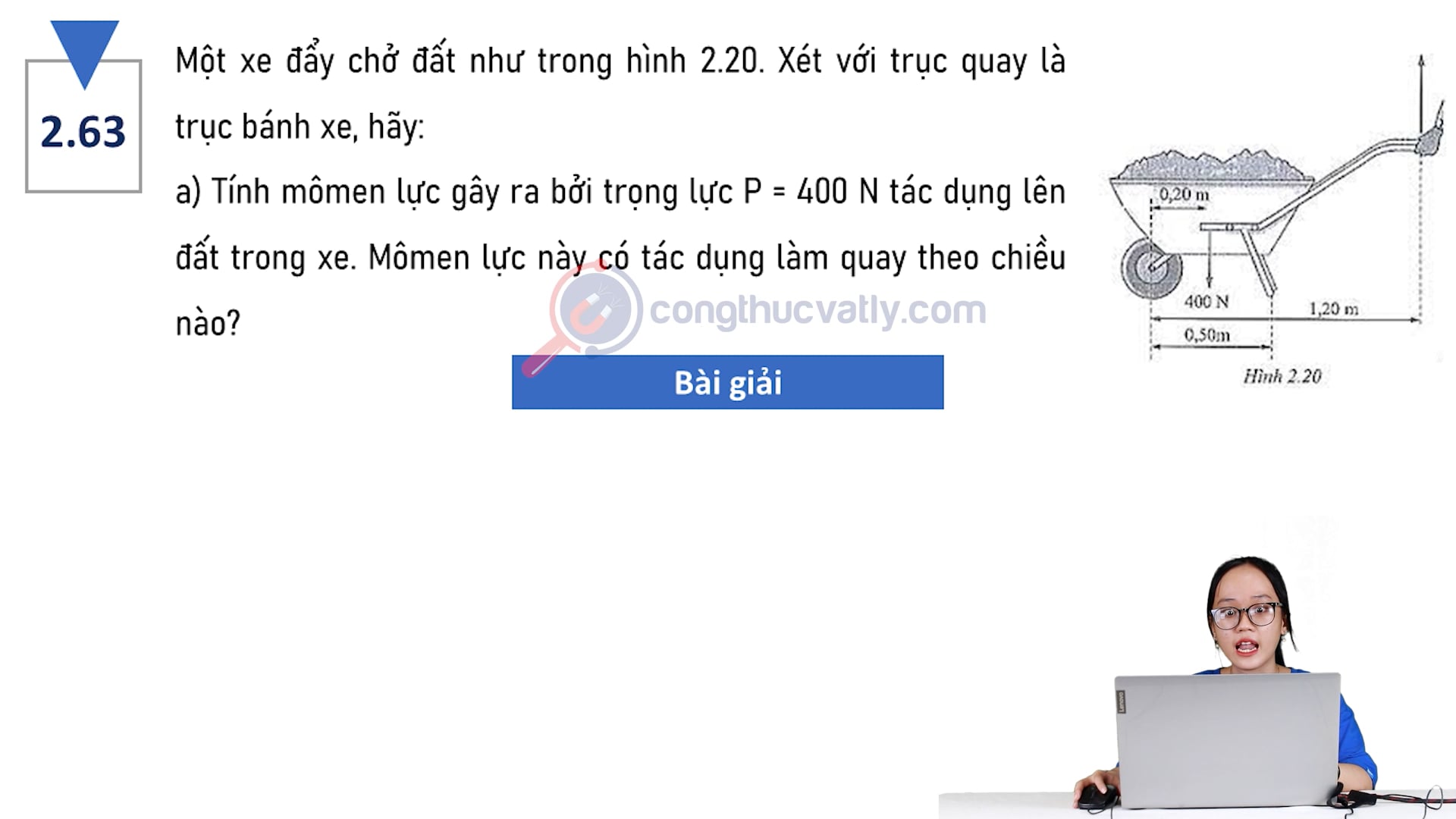 Một xe đẩy chở đất như trong hình 2.20. Xét với trục quay là trục bánh xe. Tính mômen lực gây ra bởi trọng lực P = 400 N tác dụng lên đất trong xe.