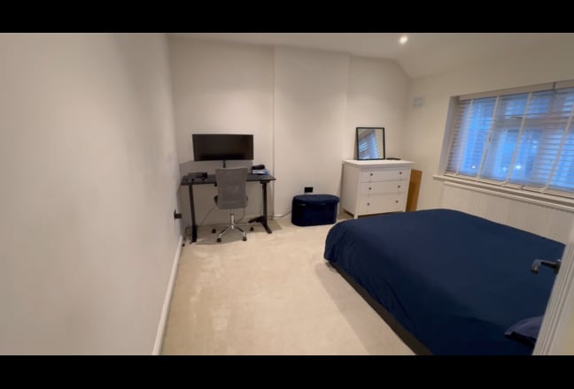 Spacious Double Room in Quiet Family Home  Main Photo