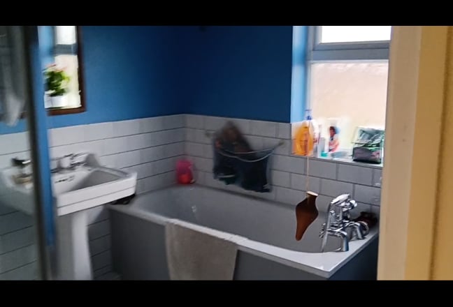 Bright, double room in friendly family house Main Photo