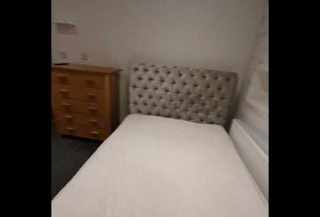 2 meduim size room own bath and toilet Main Photo