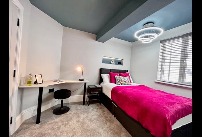 City Chic Ensuite -Bills included Main Photo
