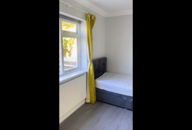 2 bed flat in Private Road Main Photo