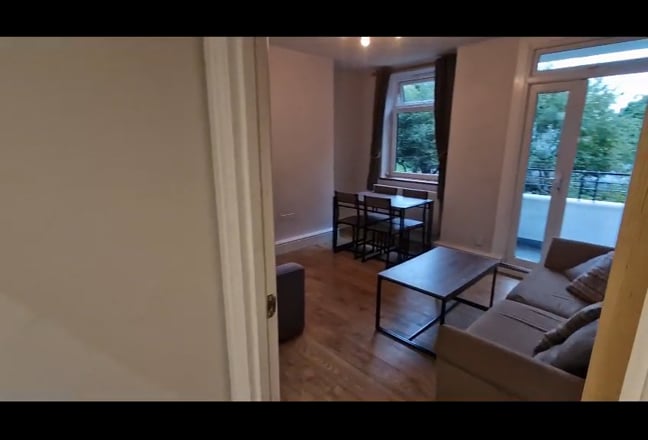Stylish & Share-Friendly 4-Bedroom Apartment in SE Main Photo