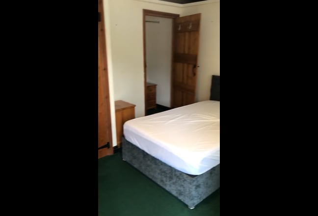 Ensuite Studio Available Main Photo