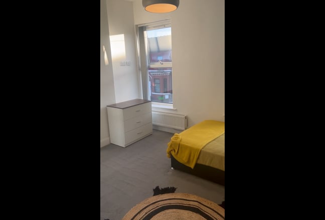 Heart of Eccles large en-suite rm avail. NOV £665 Main Photo