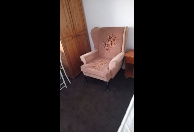 Single bedsit style room to rent Main Photo