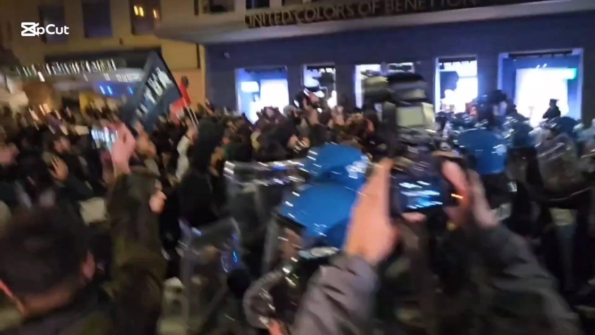 7 ottobre, disordini in centro e la polizia usa l’idrante