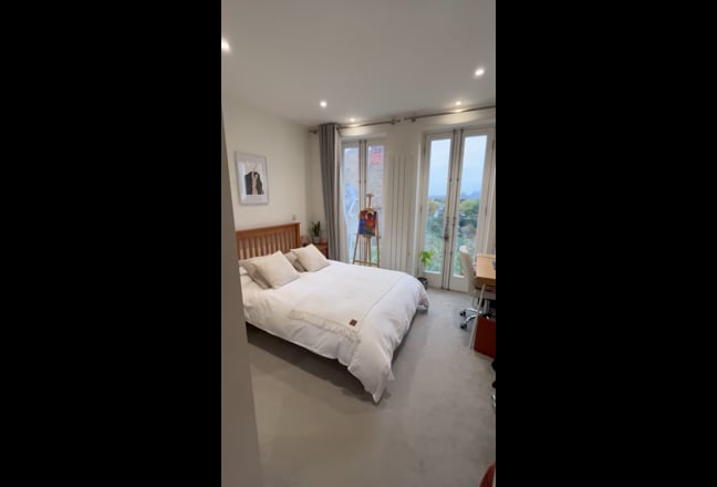 En-suite Room 5-min Harringay station w/ Skyline Main Photo