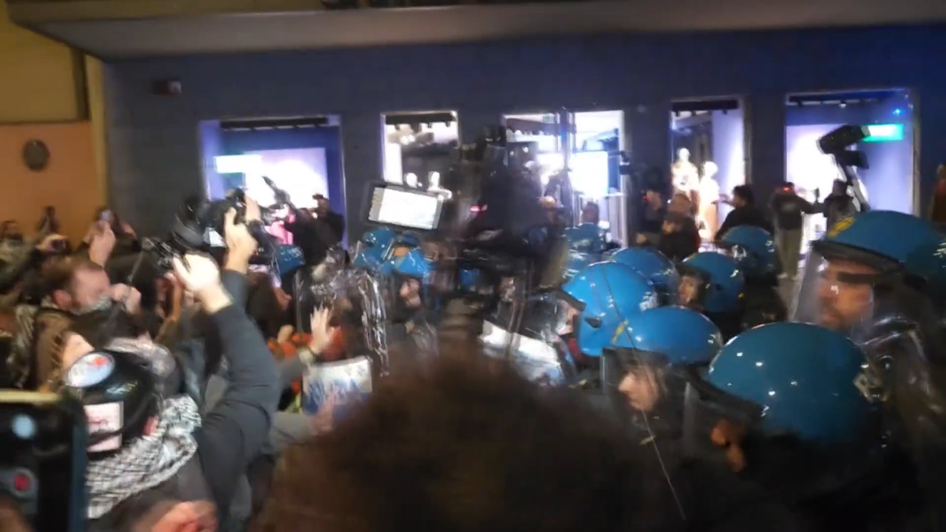 Scontri in centro a Bologna: polizia contro manifestanti pro 7 ottobre